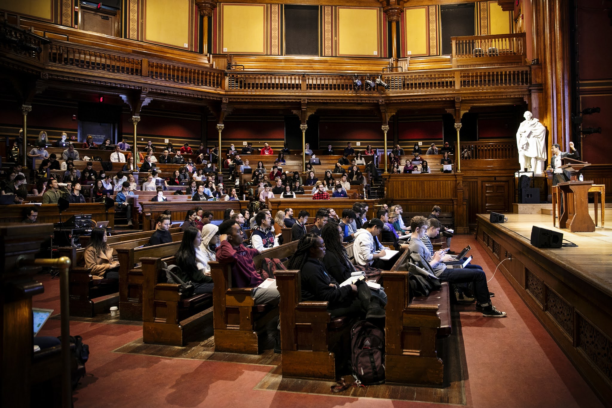 Students theatre. Оксфорд университет лекционный зал. Гарвардский университет Кембридж США. Гарвардский университет внутри студенты.